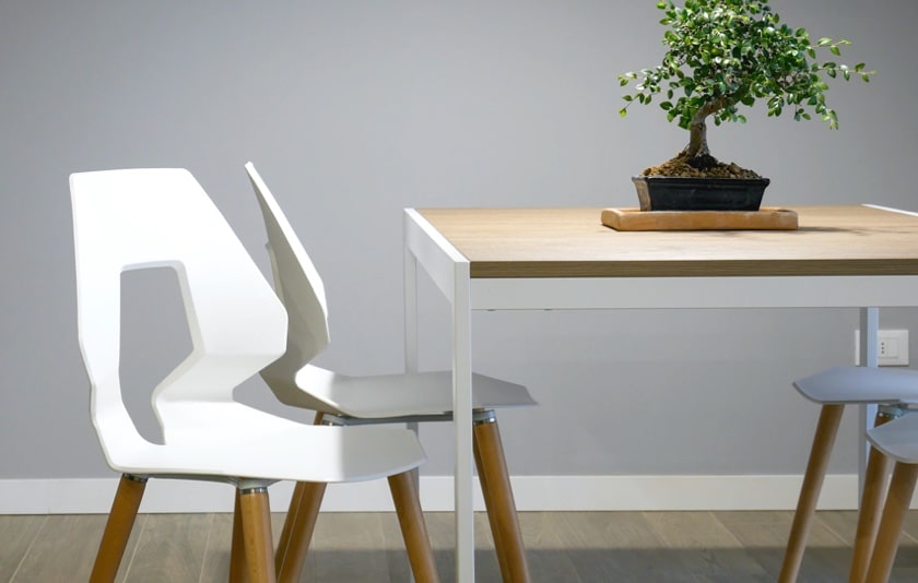 Imagen de deco interior minimalista de un comedor con centro de mesa y sillas de diseño moderno.
