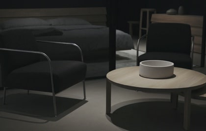 Imagen deco interior sillon oscuro y una mesa ce centro redonda